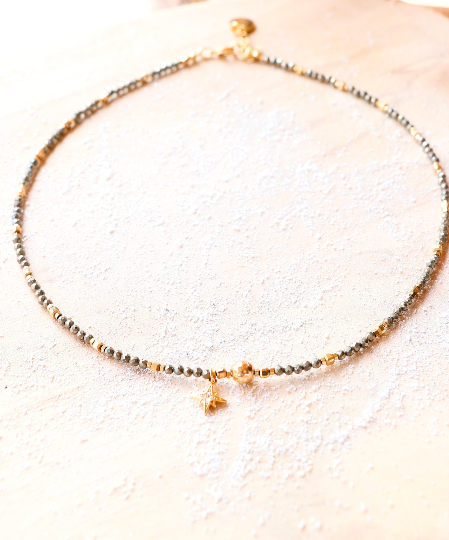 Collier tour de cou VIBHUTI en Pyrite – Force Intérieure & Rayonnement Personnel