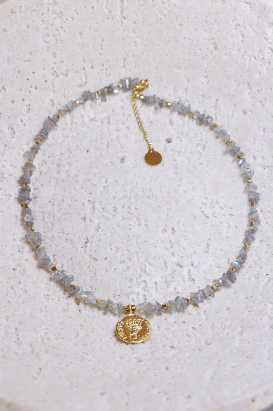 Collier KSHAMA en labradorite monté sur hématite plaquée or – Emmanuelle Bijoux Création