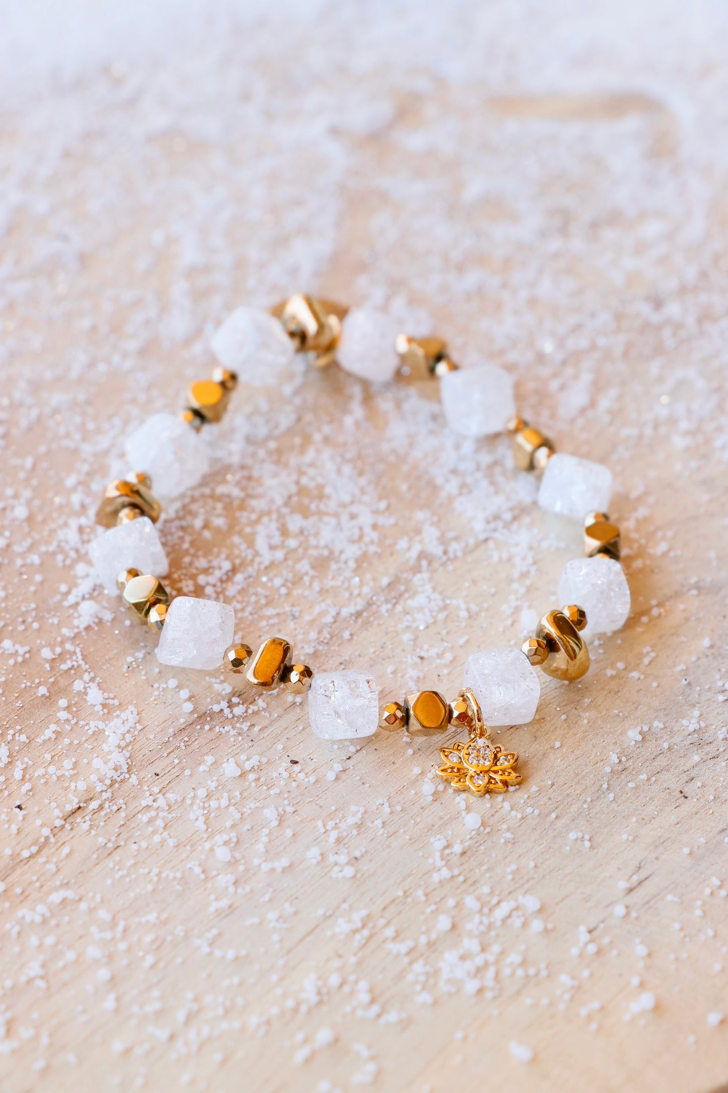 Bracelet SHUBHRA en Quartz Givré pendentif lotus – Clarté Intérieure & Lâcher-Prise