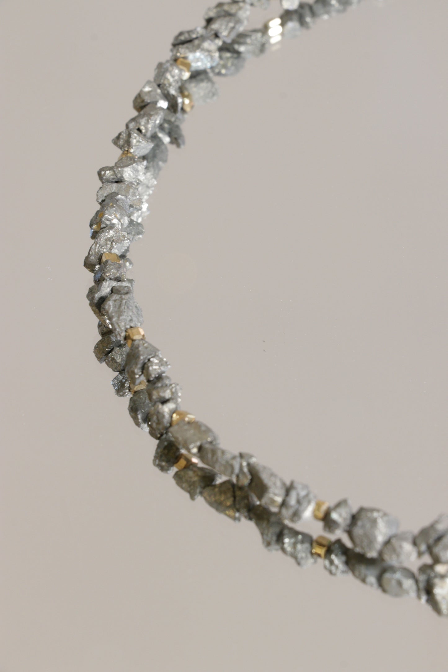 Collier tour de cou VIBHUTI en Pyrite – Force Intérieure & Rayonnement Personnel