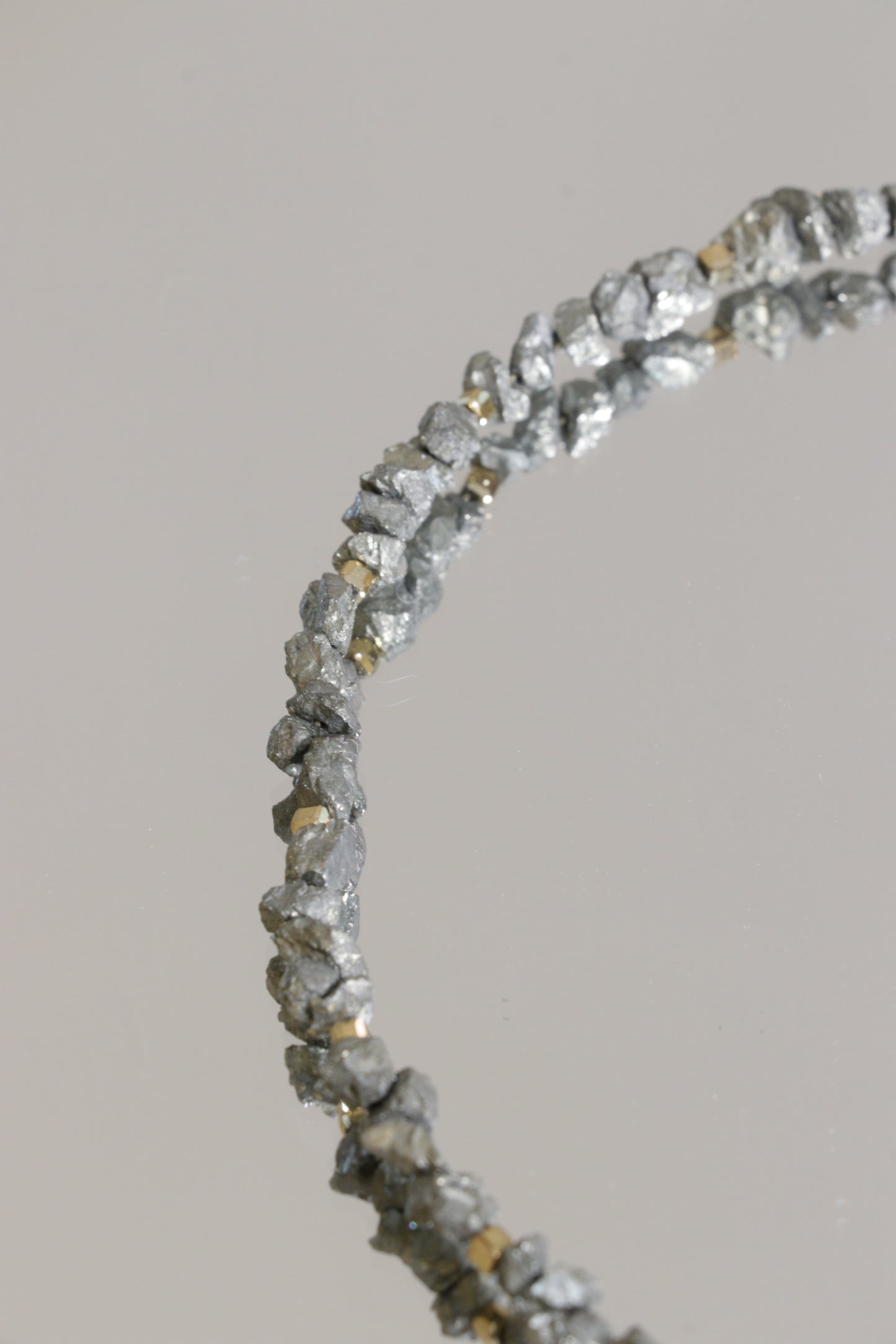 Collier tour de cou VIBHUTI en Pyrite pendentif scarabée  – Force Intérieure & Rayonnement Personnel