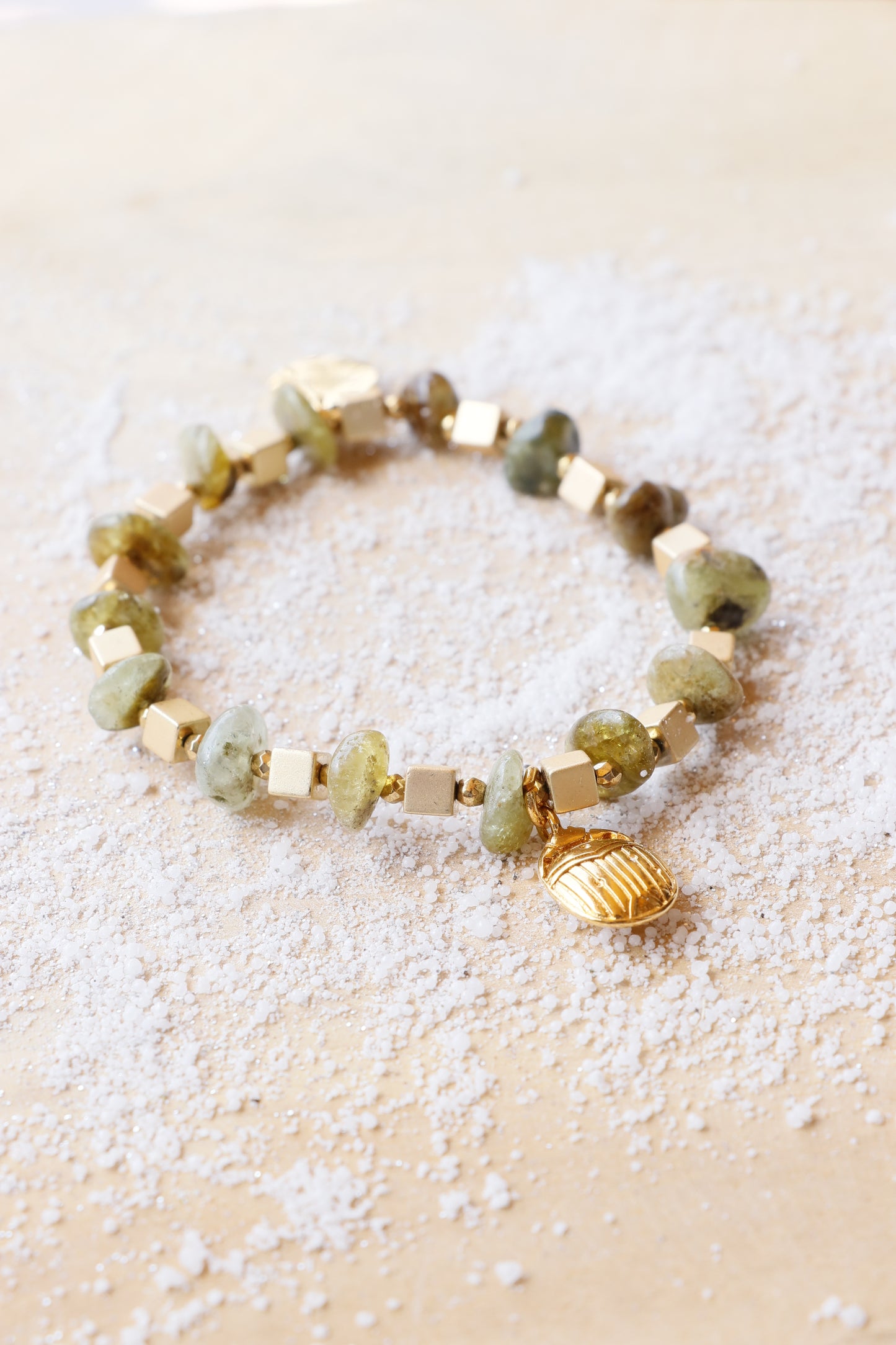 Bracelet positive énergie UTTHANA | pendentif scarabée - Renouveau & Équilibre Émotionnel en grenat vert