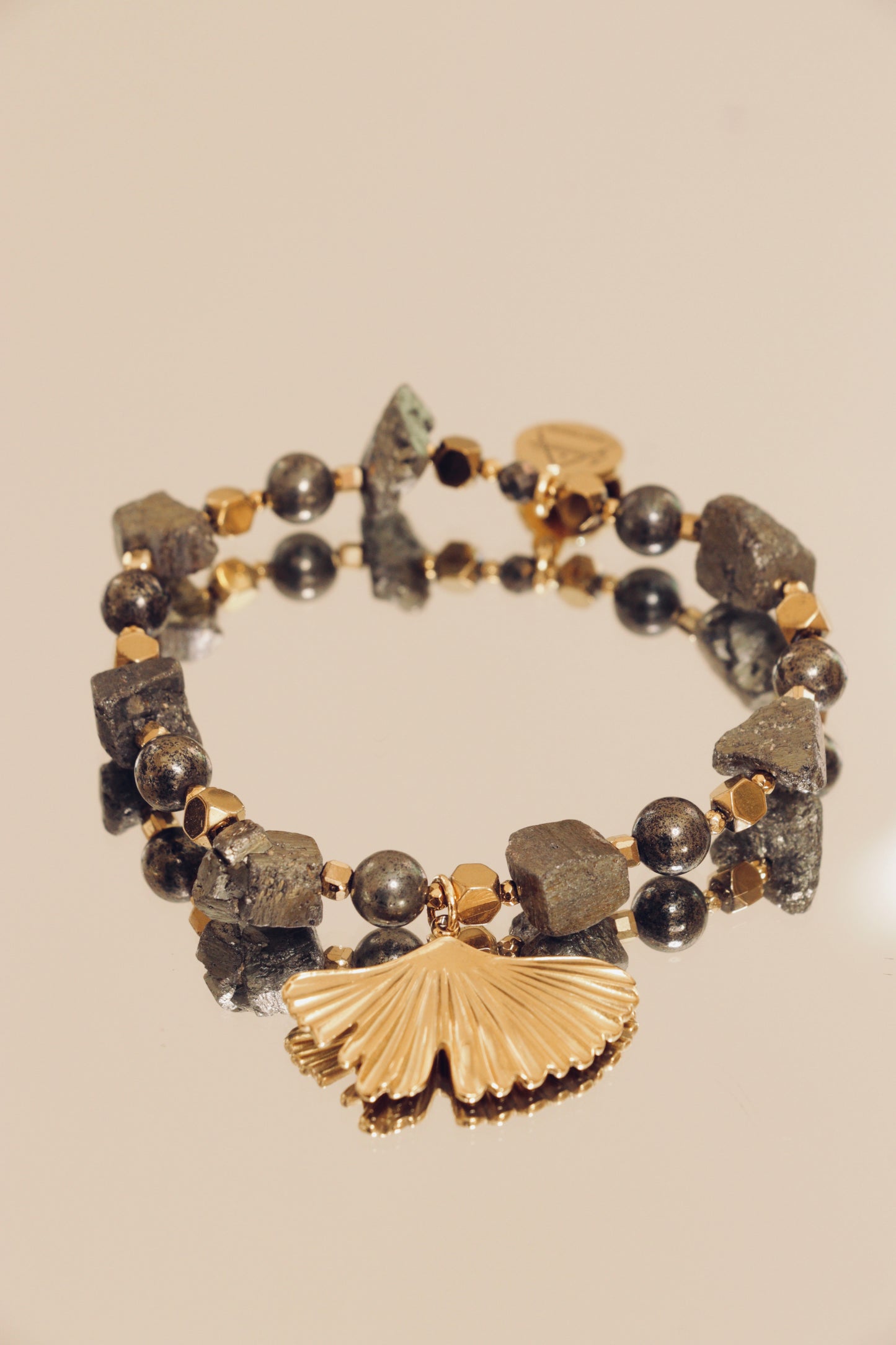 Bracelet VIBHUTI – Pendentif feuille Ginkgo - Force Intérieure & Rayonnement Personnel en Pyrite