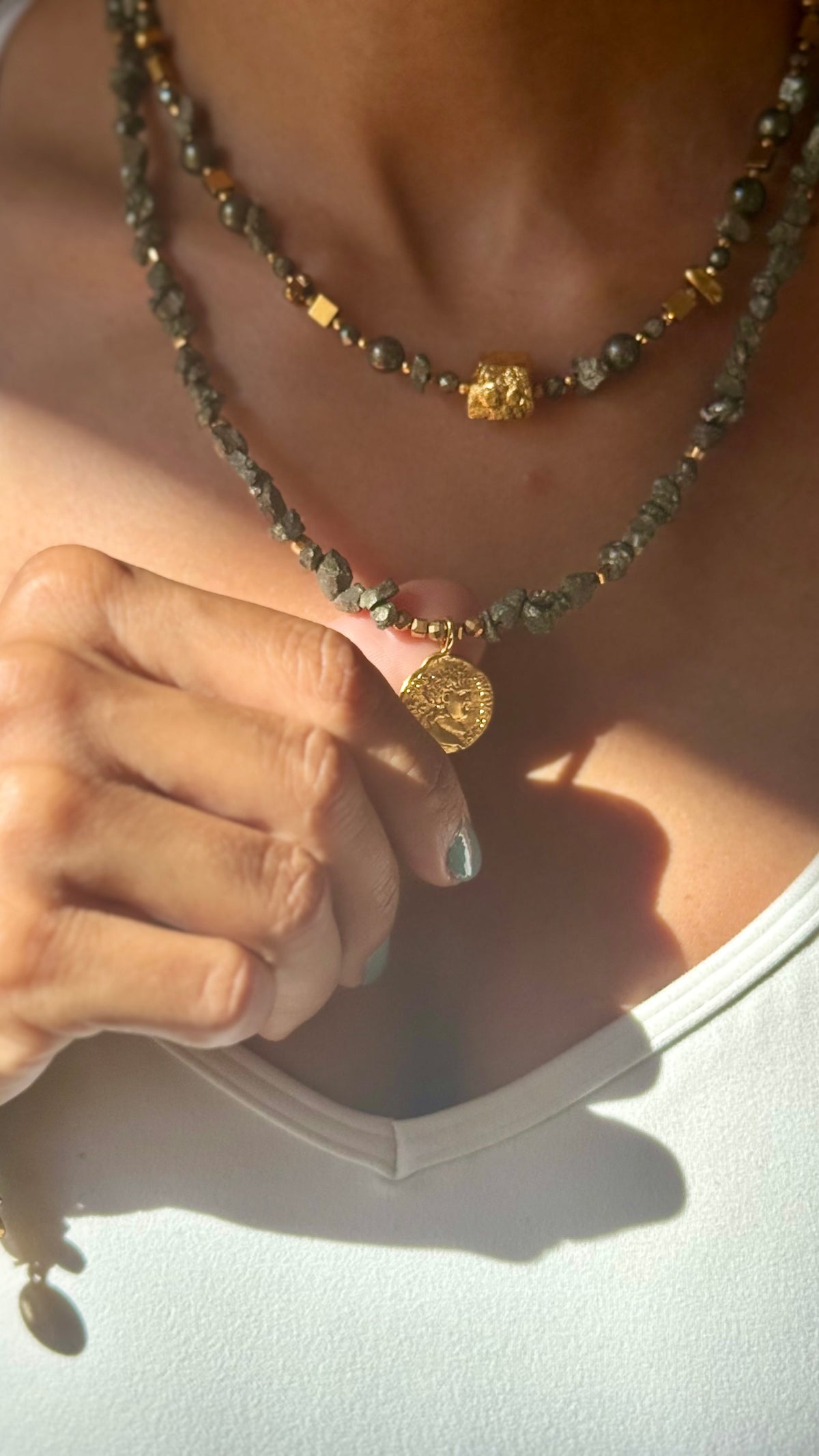 LUMEN — Collier Tour de Cou en Pyrite pendentif pièce romaine | Abondance & Opportunités