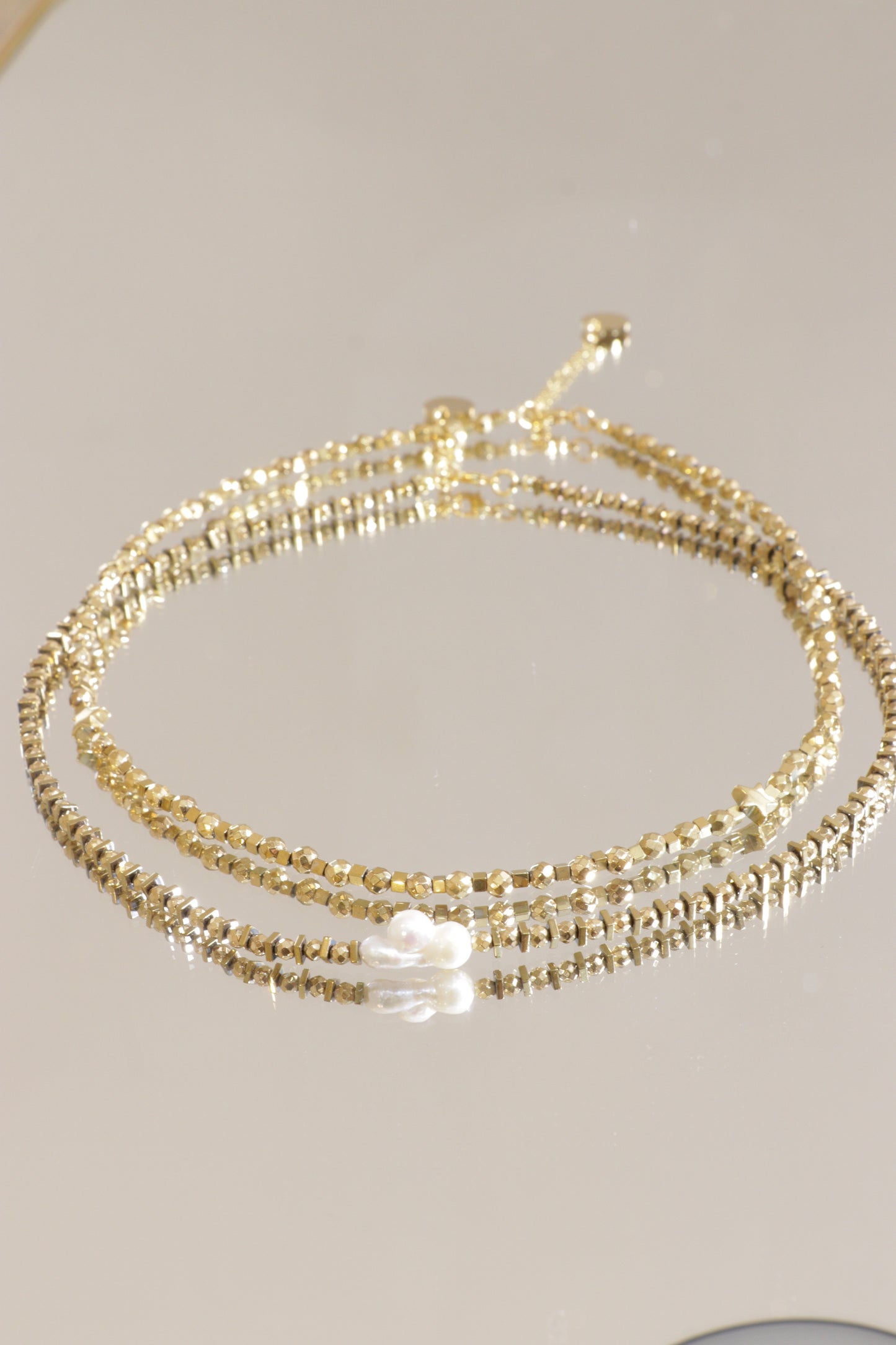 Collier pendentif cœur & perle orient blanc DHĀRAṆĀ stabilité et ancrage émotionnel en hématite plaquée or