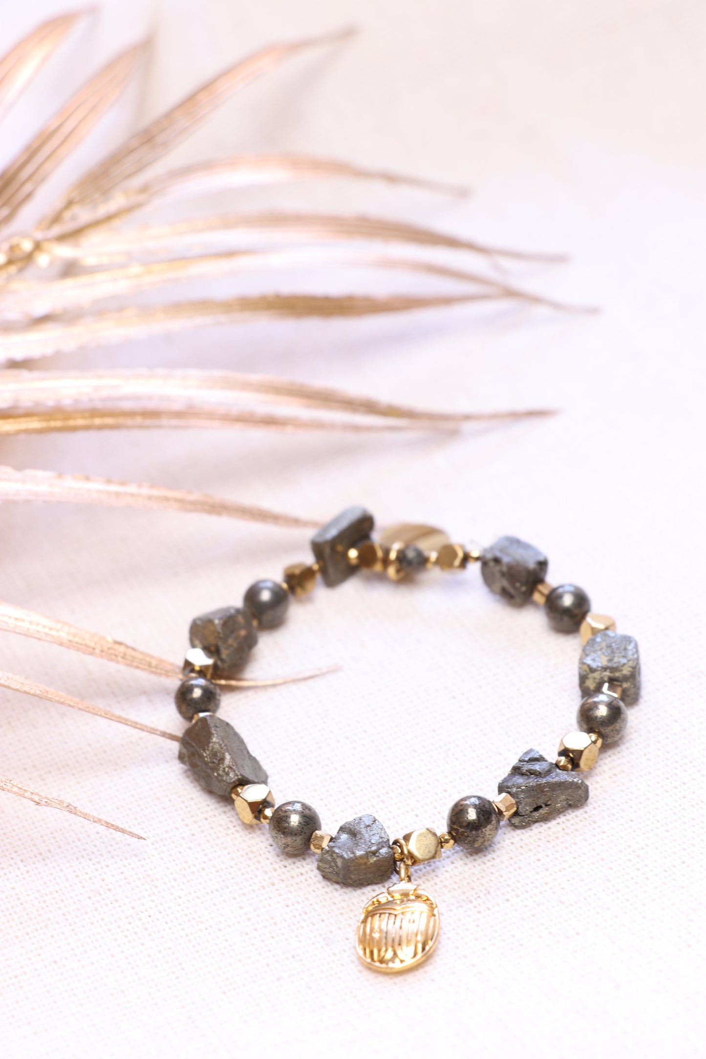 LUMEN |  Bracelet en Pyrite Pendentif Scarabée – Confiance en soi & courage | ABONDANCE & OPPORTUNITÉS