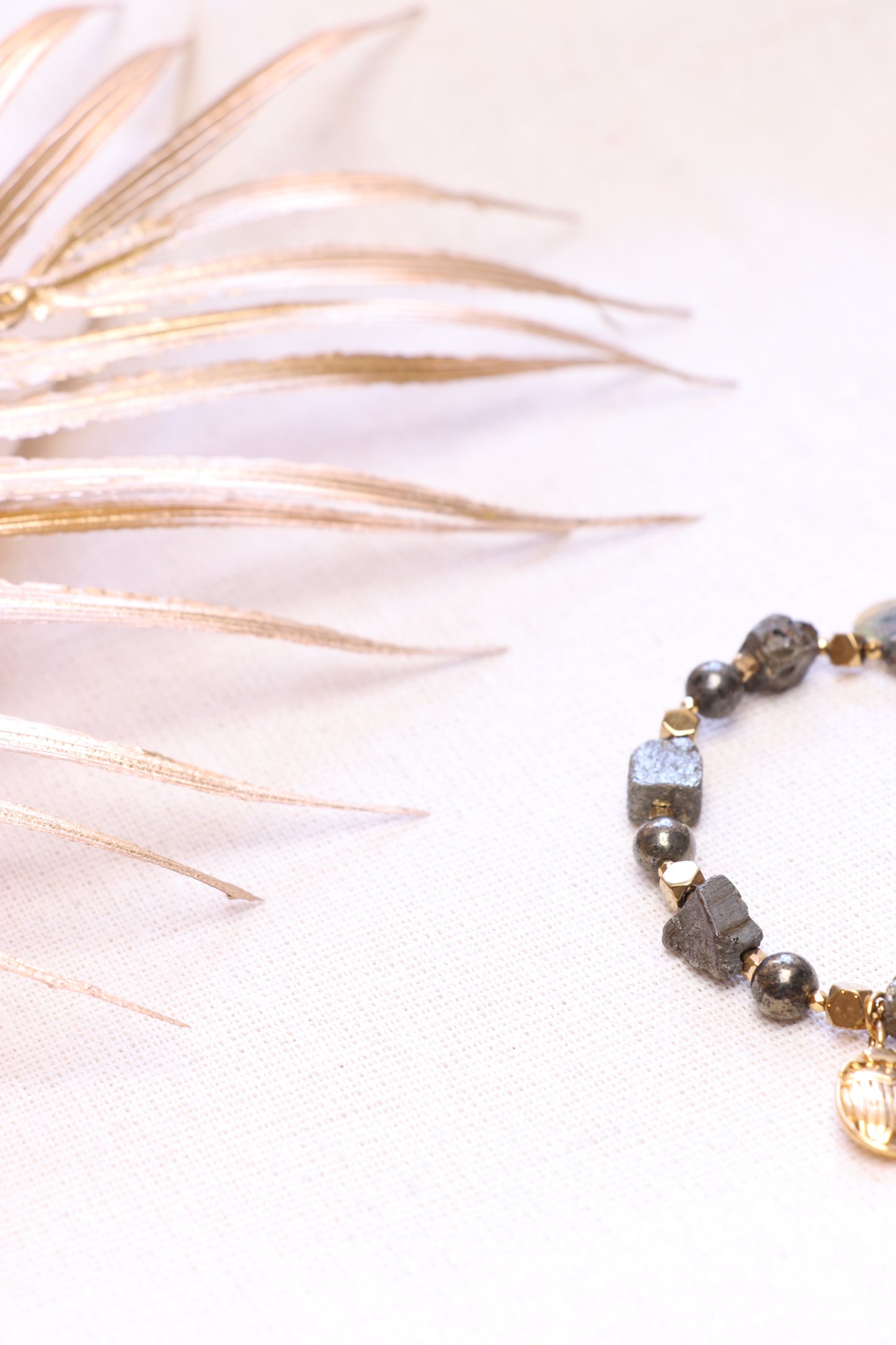 LUMEN |  Bracelet en Pyrite Pendentif Scarabée – Confiance en soi & courage | ABONDANCE & OPPORTUNITÉS