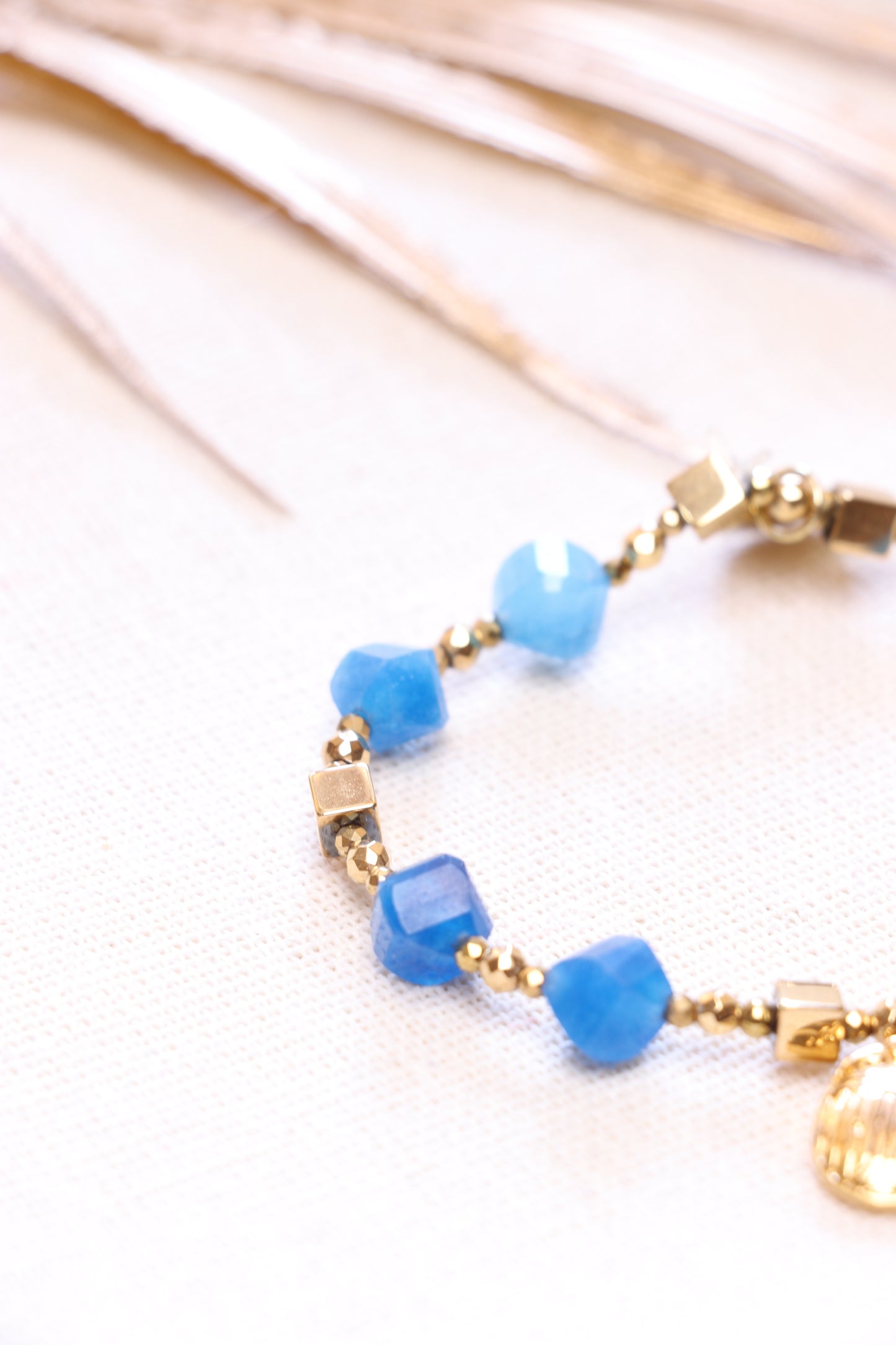 REFLET & RIVAGE - Bracelet en Apatite Bleue pendentif scarabée | CLARTÉ & COMMUNICATION SEREINE
