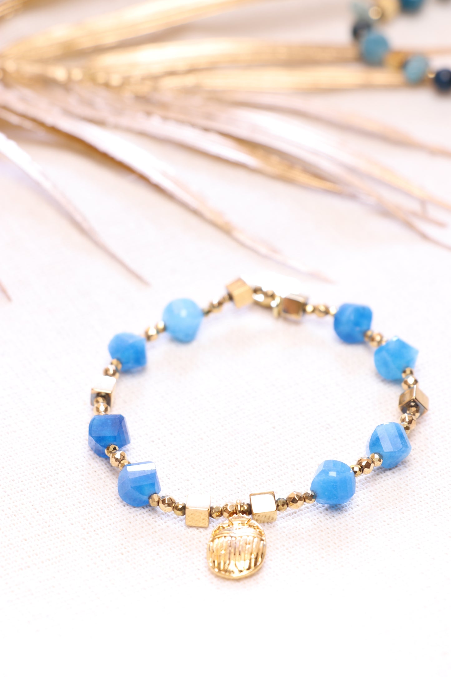 REFLET & RIVAGE - Bracelet en Apatite Bleue pendentif scarabée | CLARTÉ & COMMUNICATION SEREINE