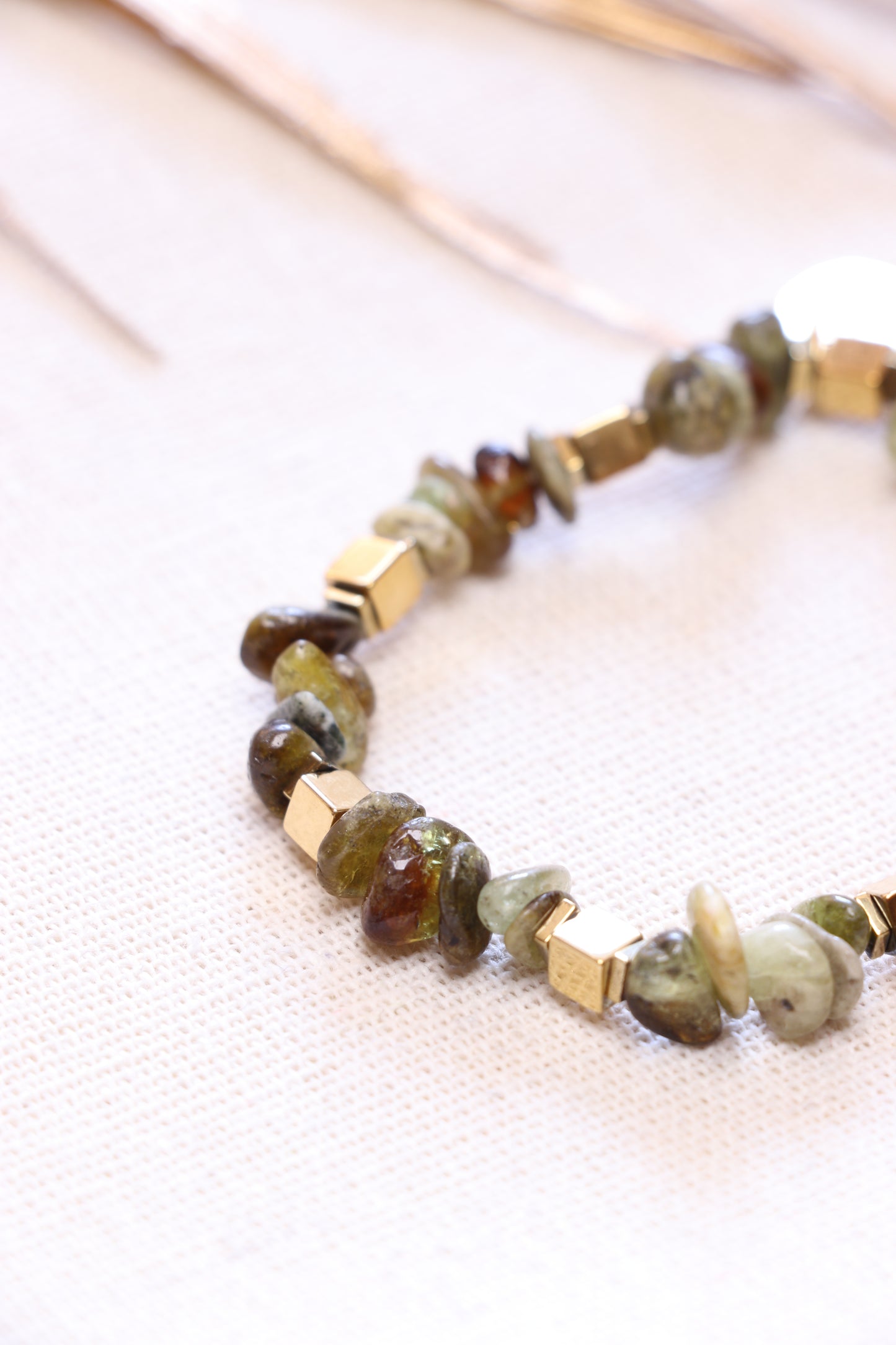 LULEM - Bracelet en Grenat Vert | Le Renouveau Intérieur