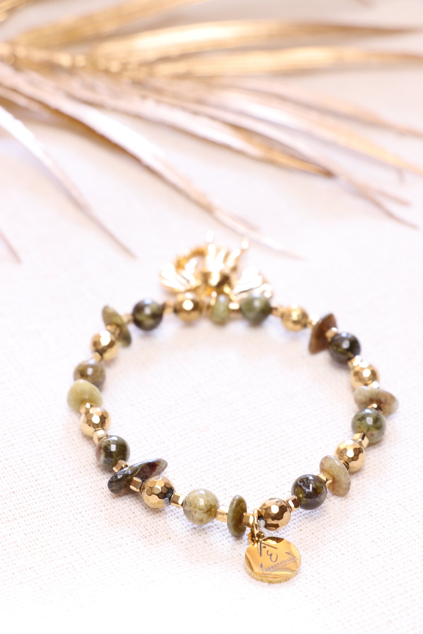 LUMEN — Bracelet en Grenat Vert avec Éléphant | Abondance & Opportunités